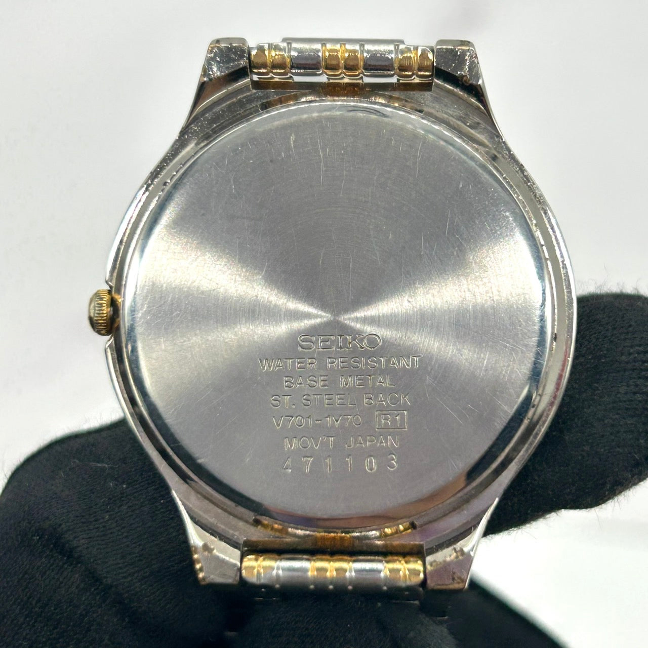 【美品】電池交換済 SEIKO セイコー 腕時計 V701-1V70 メンズ クオーツ アナログ ホワイト文字盤 シルバー ゴールド コンビ クラシック エレガント ドレスウォッチ ビジネス フォーマル 定番人気モデル クリーニング済み G2