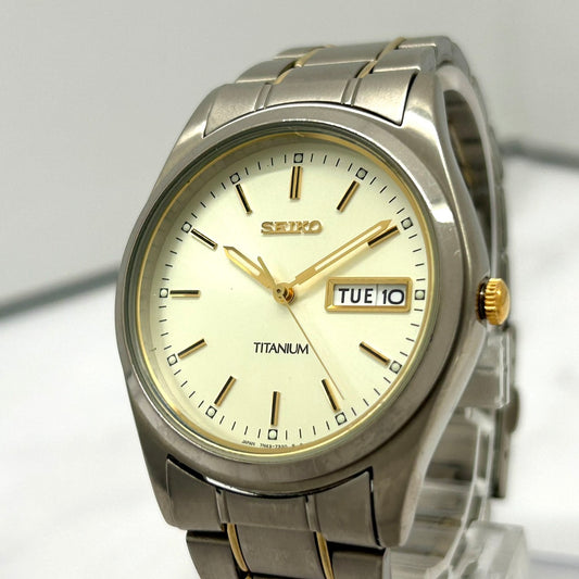 【美品／稼働品】seiko セイコー チタニウム 腕時計 7N43-9100 デイデイト クオーツ シルバー ゴールド コンビ 軽量 メンズ レディース ユニセックス クラシック ビジネスウォッチ クリーニング済み i2
