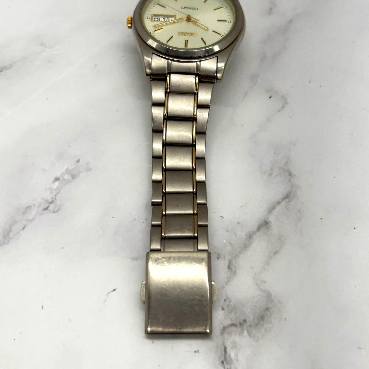 【美品／稼働品】seiko セイコー チタニウム 腕時計 7N43-9100 デイデイト クオーツ シルバー ゴールド コンビ 軽量 メンズ レディース ユニセックス クラシック ビジネスウォッチ クリーニング済み i2