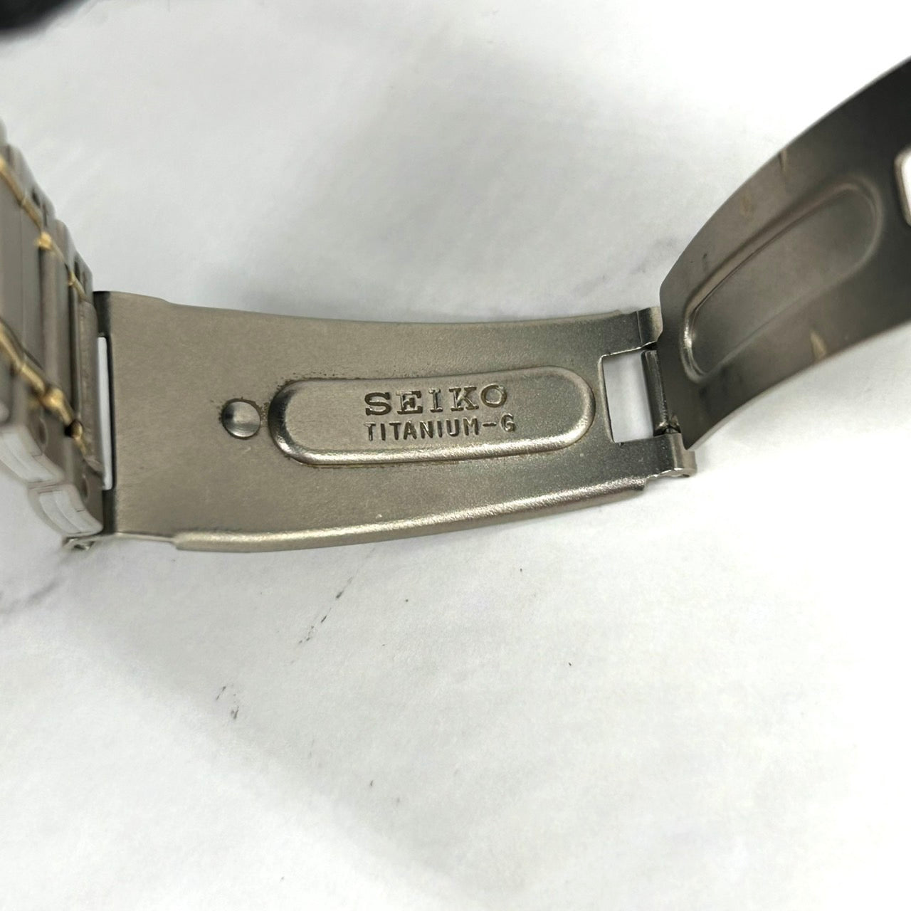 【美品／稼働品】seiko セイコー チタニウム 腕時計 7N43-9100 デイデイト クオーツ シルバー ゴールド コンビ 軽量 メンズ レディース ユニセックス クラシック ビジネスウォッチ クリーニング済み i2