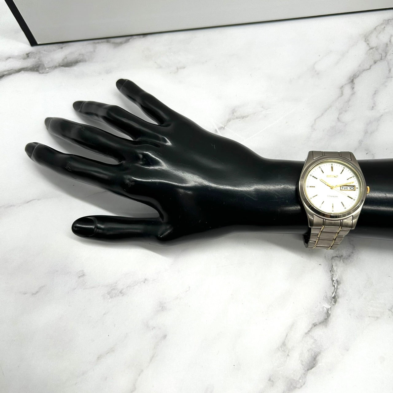 【美品／稼働品】seiko セイコー チタニウム 腕時計 7N43-9100 デイデイト クオーツ シルバー ゴールド コンビ 軽量 メンズ レディース ユニセックス クラシック ビジネスウォッチ クリーニング済み i2