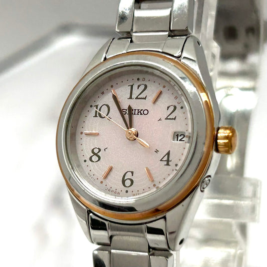 【美品／稼働品】SEIKO セイコー レディース 腕時計 1B22-0CD0 ソーラー電波 デイト ピンク文字盤 シルバー ピンクゴールド コンビカラー エレガント クラシック ビジネス オフィス カジュアル アナログ ウォッチ クリーニング済み i2