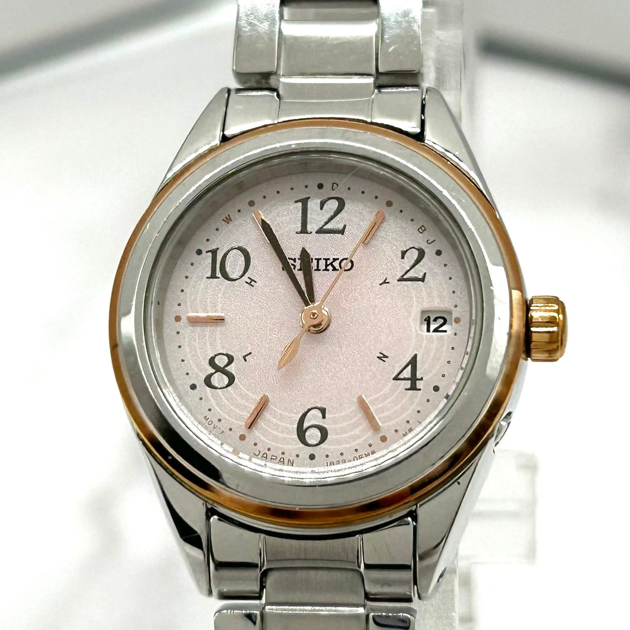 【美品／稼働品】SEIKO セイコー レディース 腕時計 1B22-0CD0 ソーラー電波 デイト ピンク文字盤 シルバー ピンクゴールド コンビカラー エレガント クラシック ビジネス オフィス カジュアル アナログ ウォッチ クリーニング済み i2