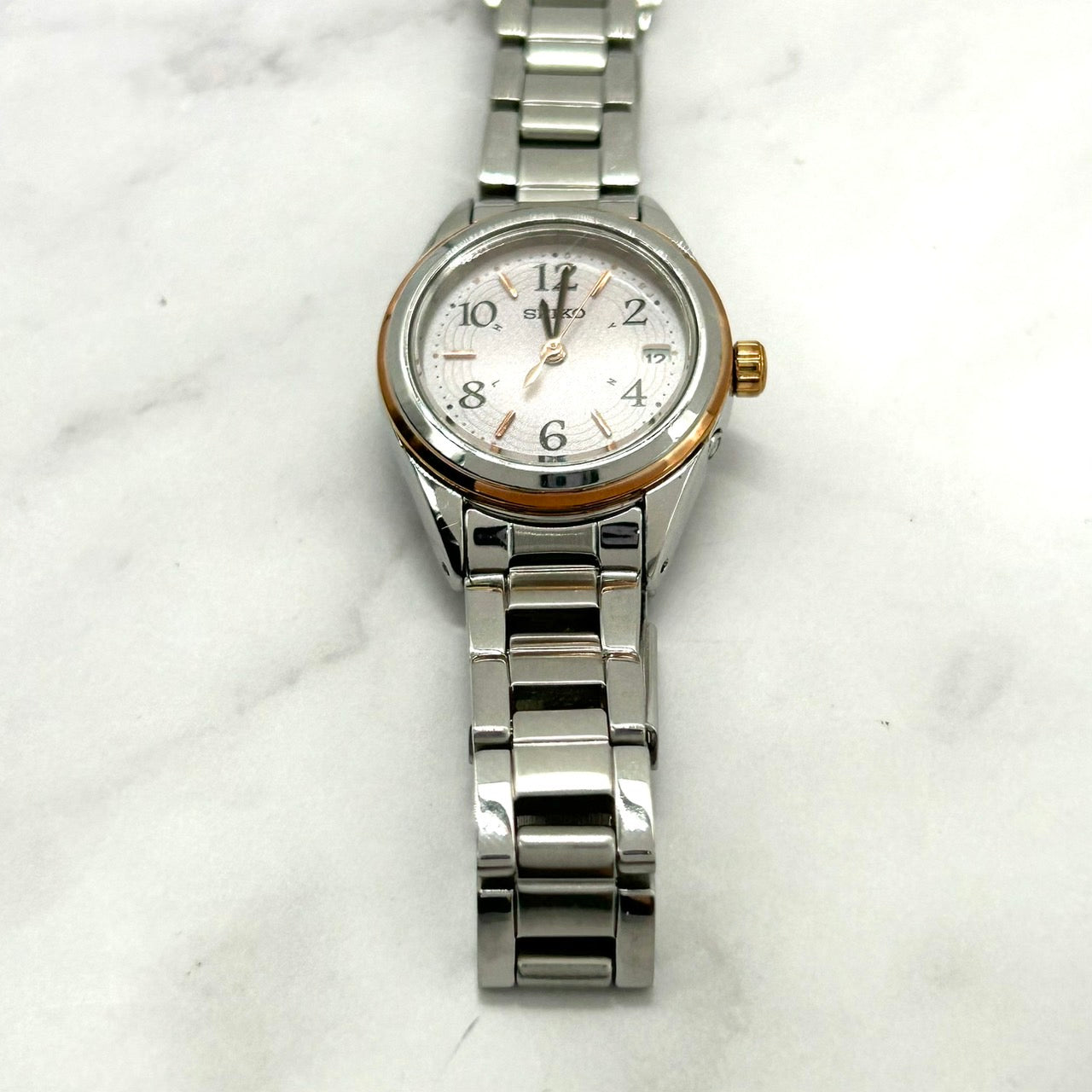 【美品／稼働品】SEIKO セイコー レディース 腕時計 1B22-0CD0 ソーラー電波 デイト ピンク文字盤 シルバー ピンクゴールド コンビカラー エレガント クラシック ビジネス オフィス カジュアル アナログ ウォッチ クリーニング済み i2