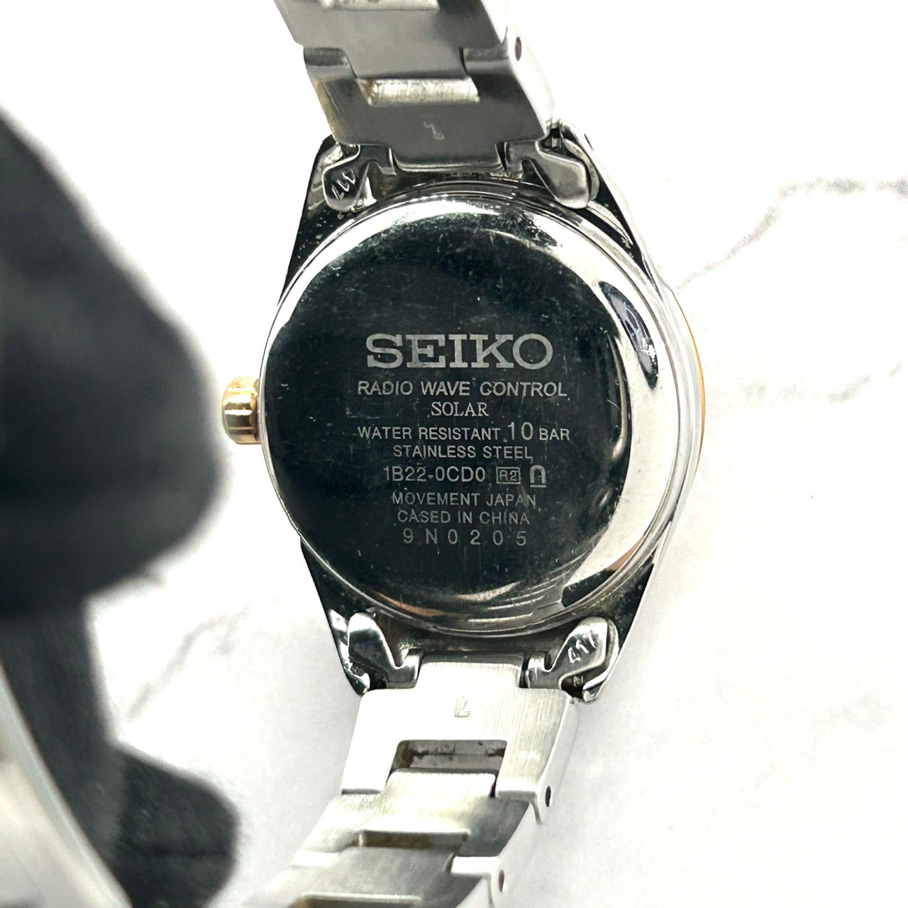 【美品／稼働品】SEIKO セイコー レディース 腕時計 1B22-0CD0 ソーラー電波 デイト ピンク文字盤 シルバー ピンクゴールド コンビカラー エレガント クラシック ビジネス オフィス カジュアル アナログ ウォッチ クリーニング済み i2