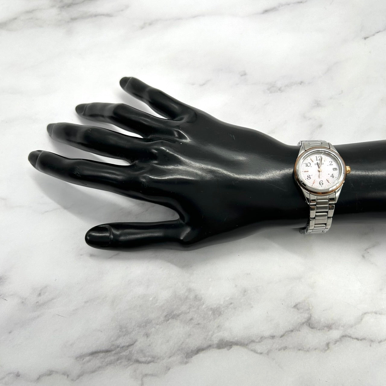 【美品／稼働品】SEIKO セイコー レディース 腕時計 1B22-0CD0 ソーラー電波 デイト ピンク文字盤 シルバー ピンクゴールド コンビカラー エレガント クラシック ビジネス オフィス カジュアル アナログ ウォッチ クリーニング済み i2