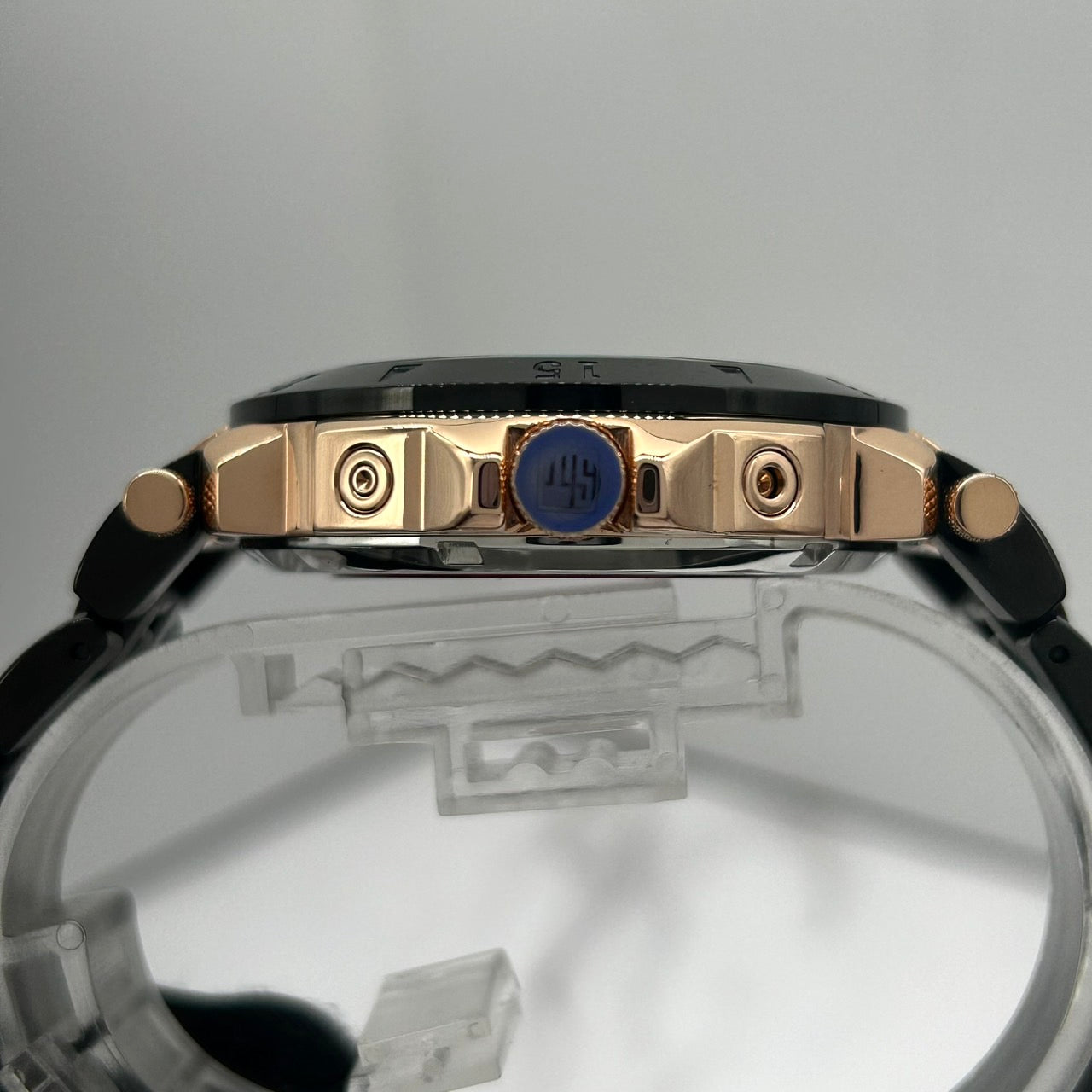 新品同様 Salvatore Marra 電波ソーラー メンズ腕時計 アナログ 黒文字盤 ブラック×ゴールド 保存箱付 フォーマル カジュアル G7