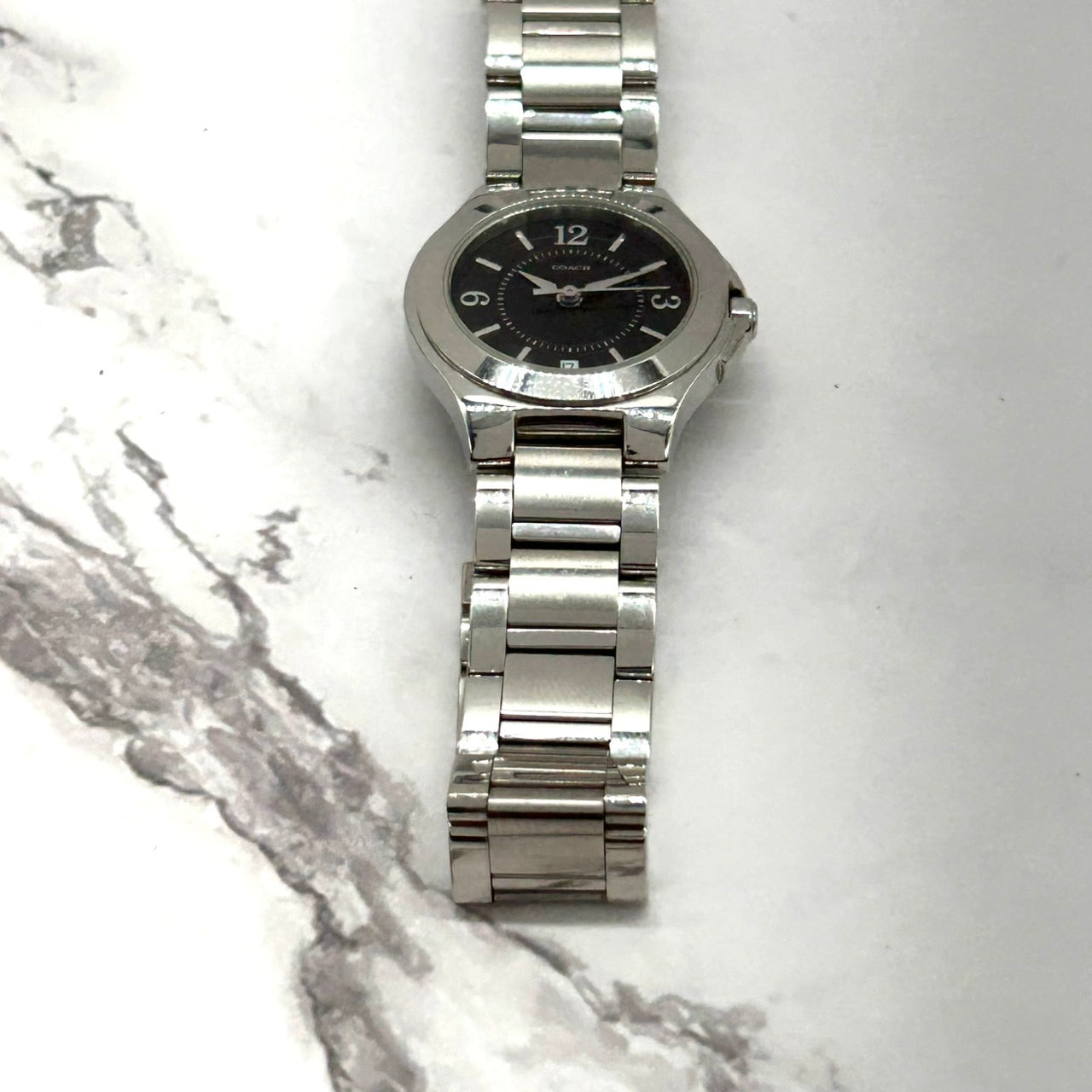 【稼働品】COACH コーチ 0155 レディース 腕時計 ブラック文字盤 アナログ クオーツ ラウンド クラシック エレガント ドレスウォッチ シンプル ビジネス カジュアル シルバー ステンレススチール SWISS QUARTZ クリーニング済み i10