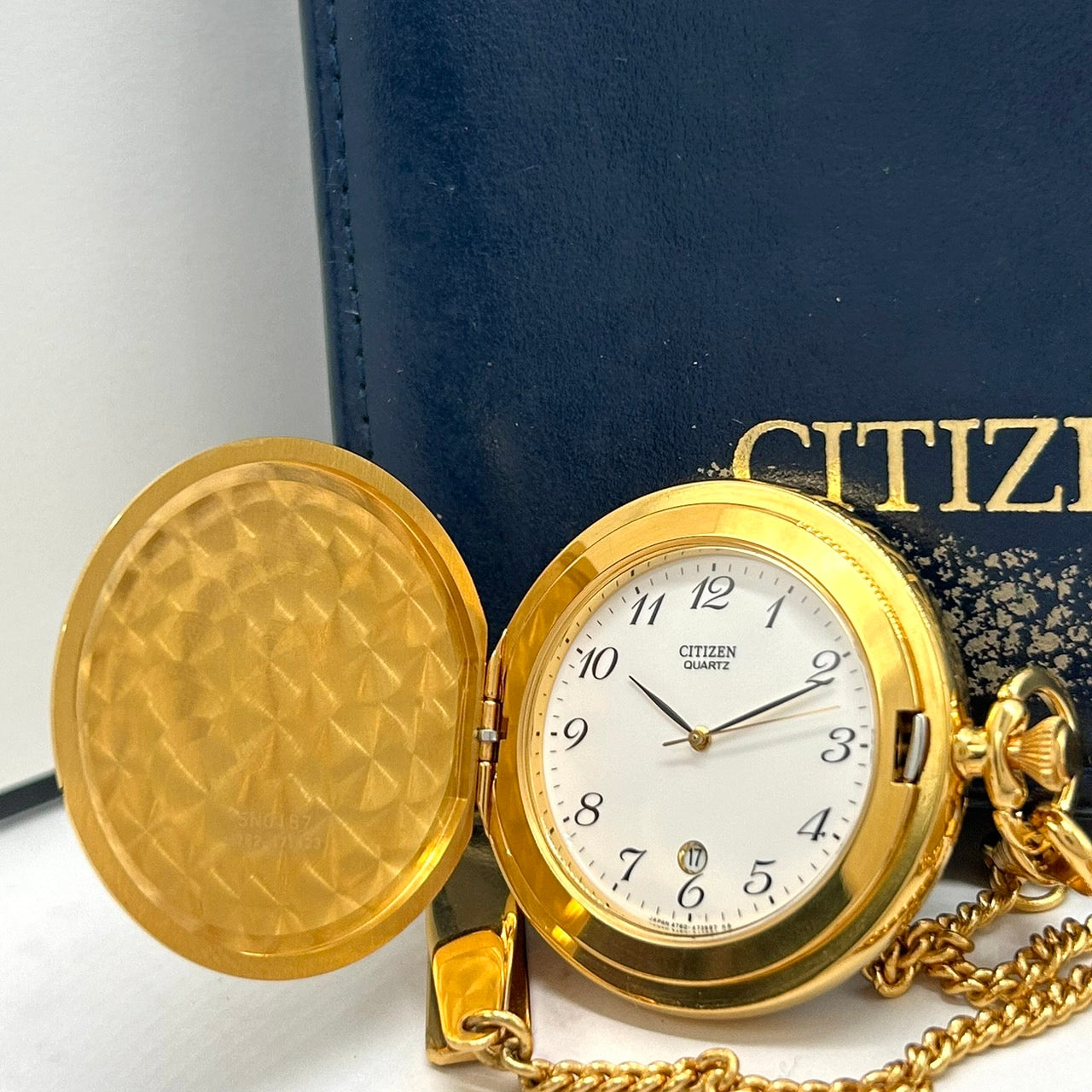 【電池交換済／未使用級】シチズン 懐中時計 4762-471423 ゴールド ハンターケース クオーツ アナログ デイト 白文字盤 チェーン付き クラシック ビンテージ エレガント 上品 メンズ レディース ユニセックス 箱付き クリーニング済み G7