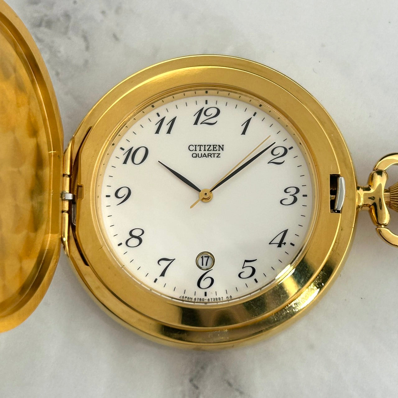 【電池交換済／未使用級】シチズン 懐中時計 4762-471423 ゴールド ハンターケース クオーツ アナログ デイト 白文字盤 チェーン付き クラシック ビンテージ エレガント 上品 メンズ レディース ユニセックス 箱付き クリーニング済み G7