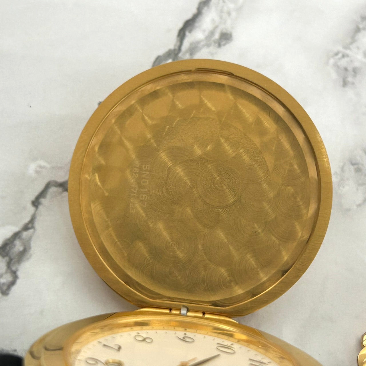 【電池交換済／未使用級】シチズン 懐中時計 4762-471423 ゴールド ハンターケース クオーツ アナログ デイト 白文字盤 チェーン付き クラシック ビンテージ エレガント 上品 メンズ レディース ユニセックス 箱付き クリーニング済み G7