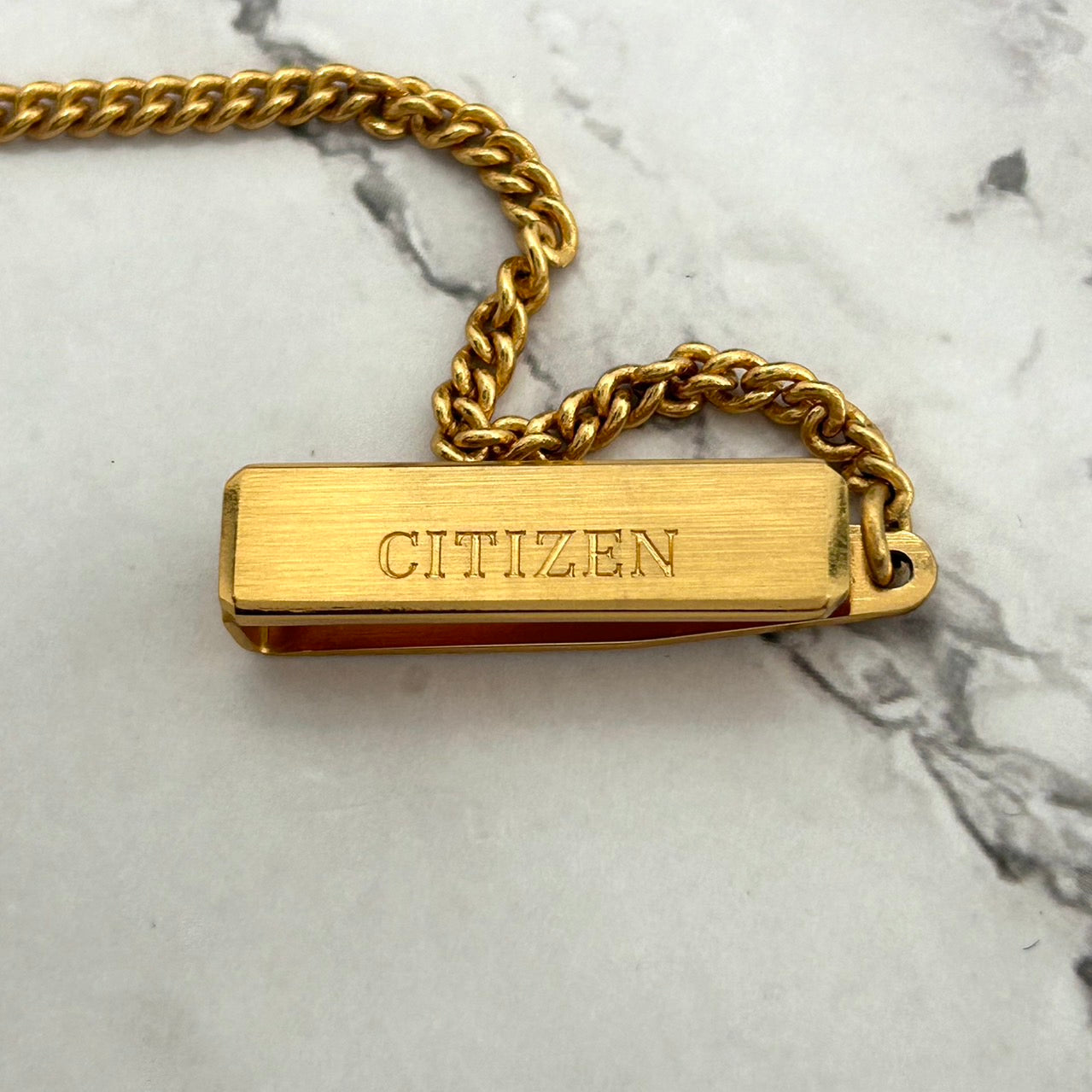 【電池交換済／未使用級】シチズン 懐中時計 4762-471423 ゴールド ハンターケース クオーツ アナログ デイト 白文字盤 チェーン付き クラシック ビンテージ エレガント 上品 メンズ レディース ユニセックス 箱付き クリーニング済み G7