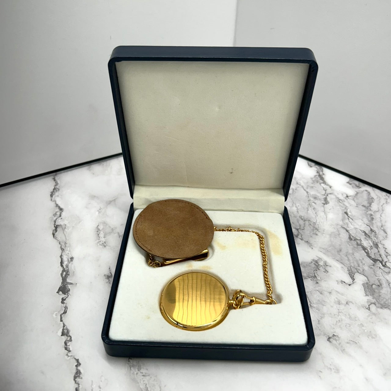 【電池交換済／未使用級】シチズン 懐中時計 4762-471423 ゴールド ハンターケース クオーツ アナログ デイト 白文字盤 チェーン付き クラシック ビンテージ エレガント 上品 メンズ レディース ユニセックス 箱付き クリーニング済み G7