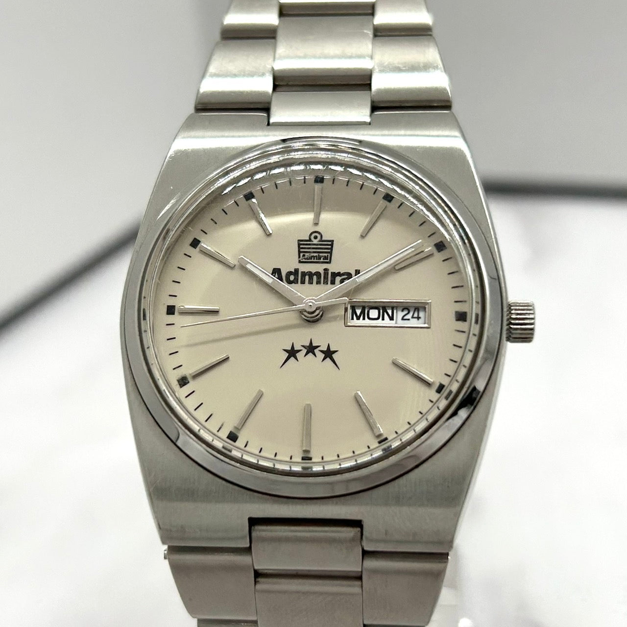 Authentic Admiral ADM 400 Mens Watch Quartz Day Date Silver Ivory Dial 3 Stars