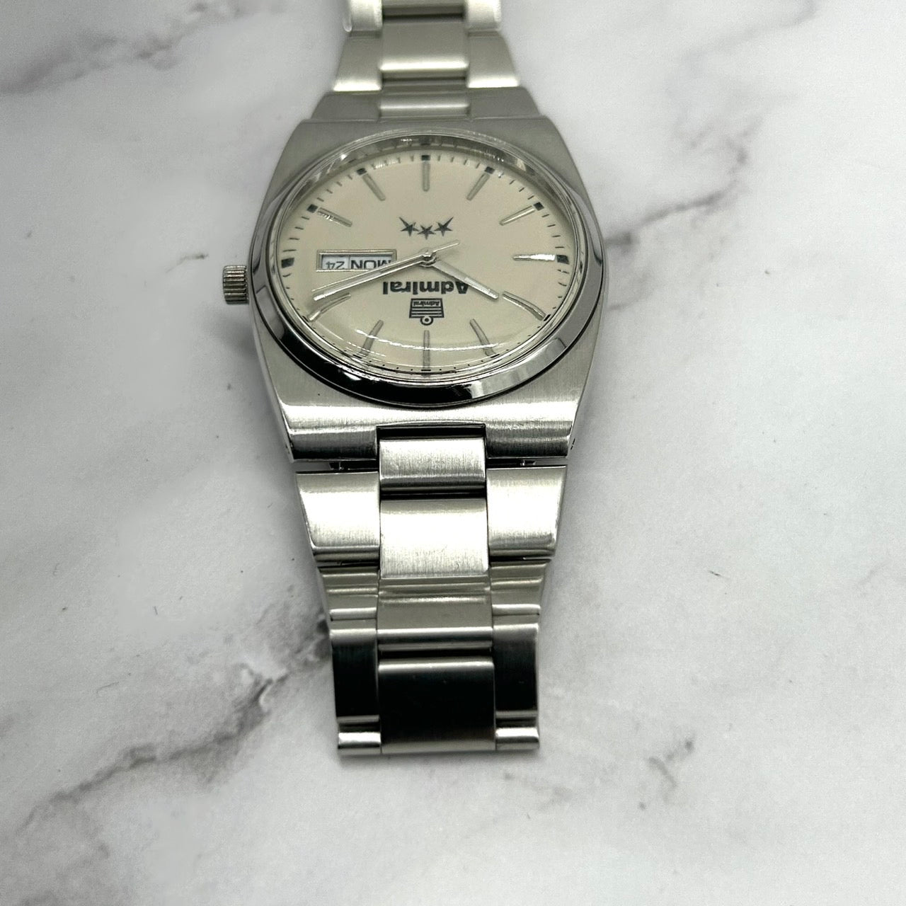 Authentic Admiral ADM 400 Mens Watch Quartz Day Date Silver Ivory Dial 3 Stars