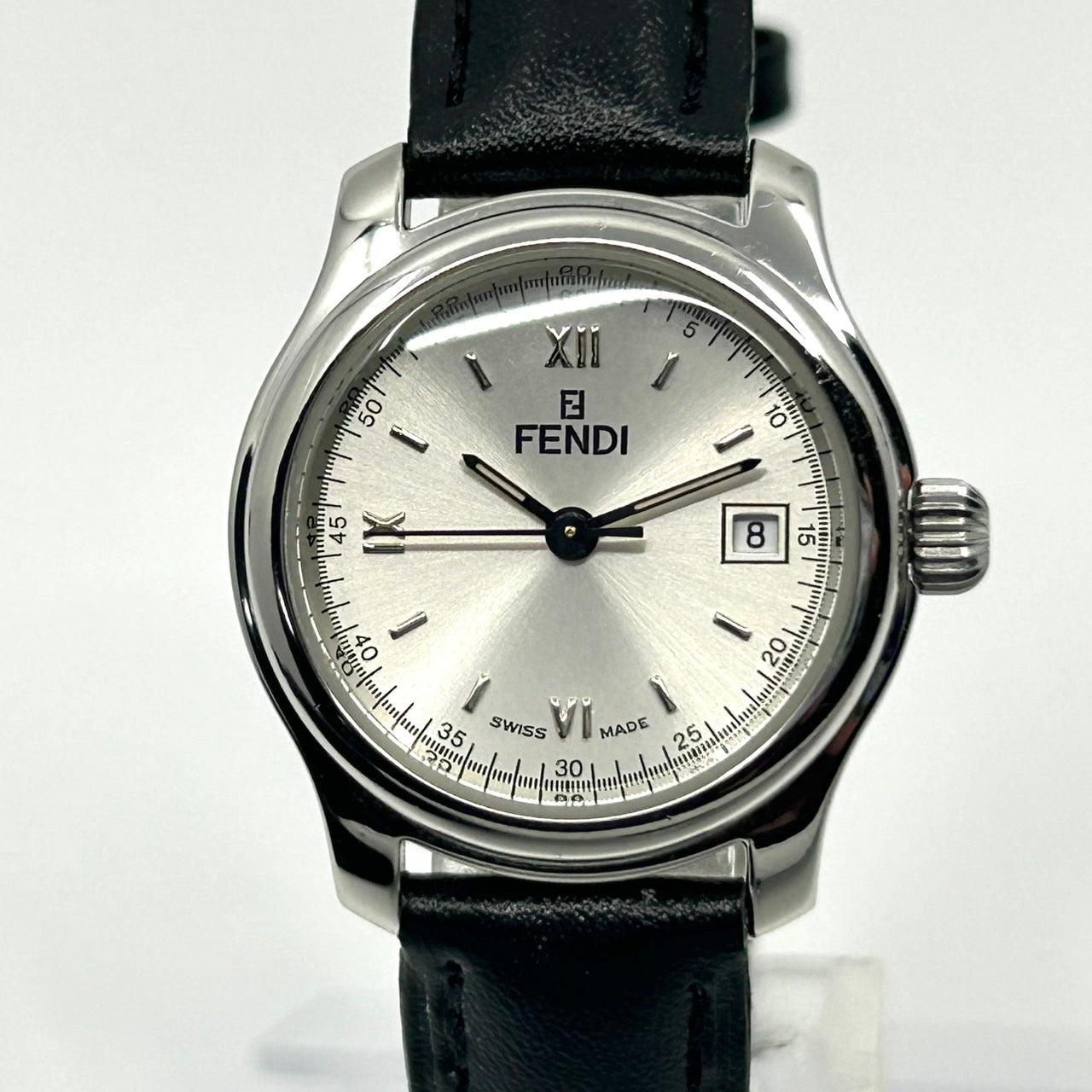 【稼働品】フェンディ FENDI 腕時計 Orologi レディース メンズ ユニセックス アナログ クオーツ シルバー文字盤 ローマ数字 デイト表示 レザーベルト ブラック クラシック エレガント ドレスウォッチ ビジネス クリーニング済み G