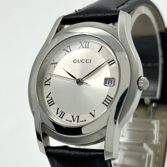 【稼働品】グッチ GUCCI 5500M 腕時計 メンズ アナログ クオーツ シルバー文字盤 ローマ数字 デイト表示 レザーベルト ブラック クラシック エレガント ドレスウォッチ ビジネスシーン 人気モデル クリーニング済み G1