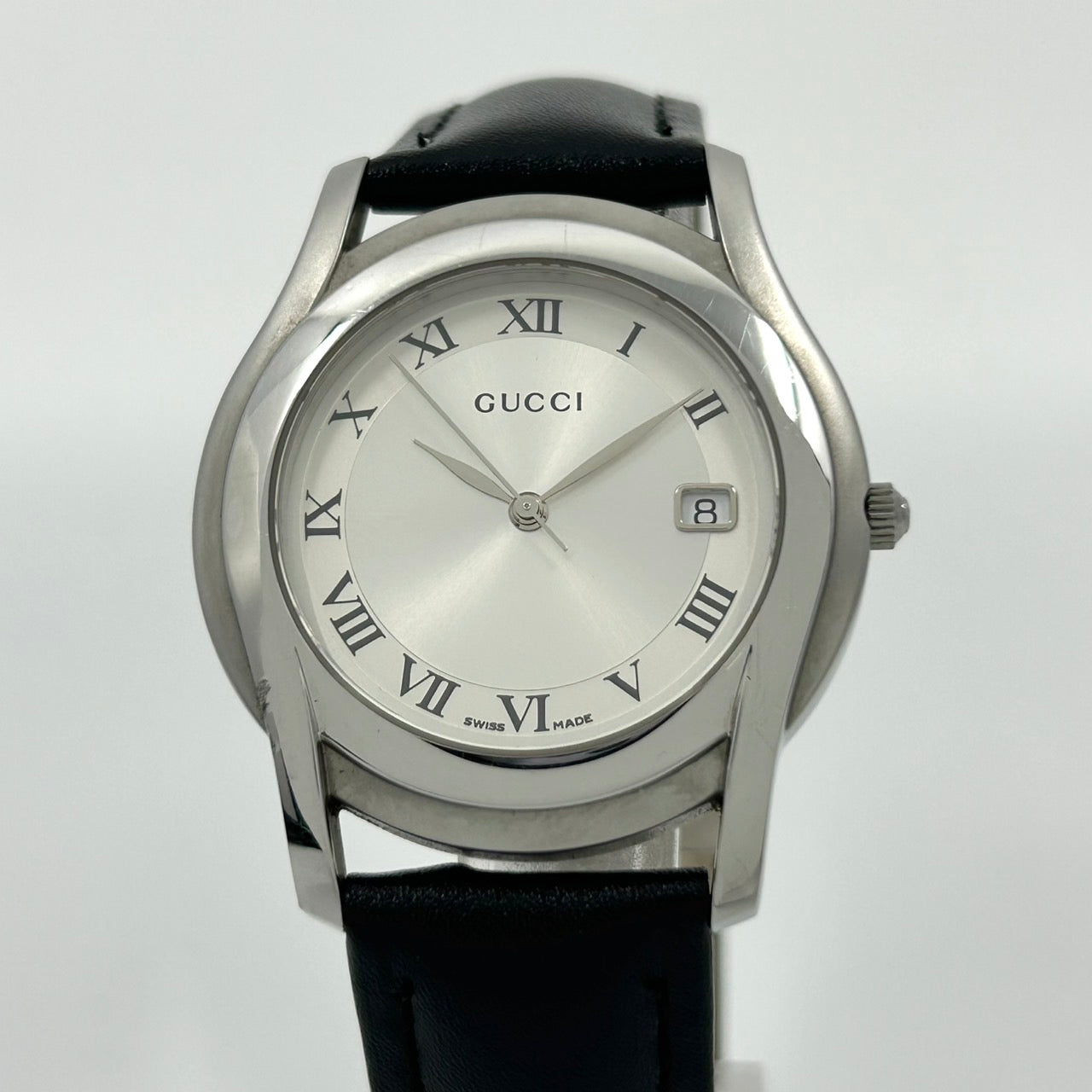 【稼働品】グッチ GUCCI 5500M 腕時計 メンズ アナログ クオーツ シルバー文字盤 ローマ数字 デイト表示 レザーベルト ブラック クラシック エレガント ドレスウォッチ ビジネスシーン 人気モデル クリーニング済み G1