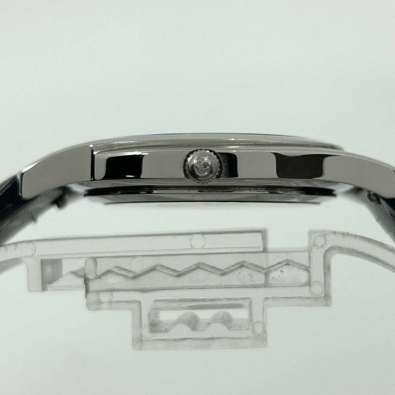 【稼働品】グッチ GUCCI 5500M 腕時計 メンズ アナログ クオーツ シルバー文字盤 ローマ数字 デイト表示 レザーベルト ブラック クラシック エレガント ドレスウォッチ ビジネスシーン 人気モデル クリーニング済み G1