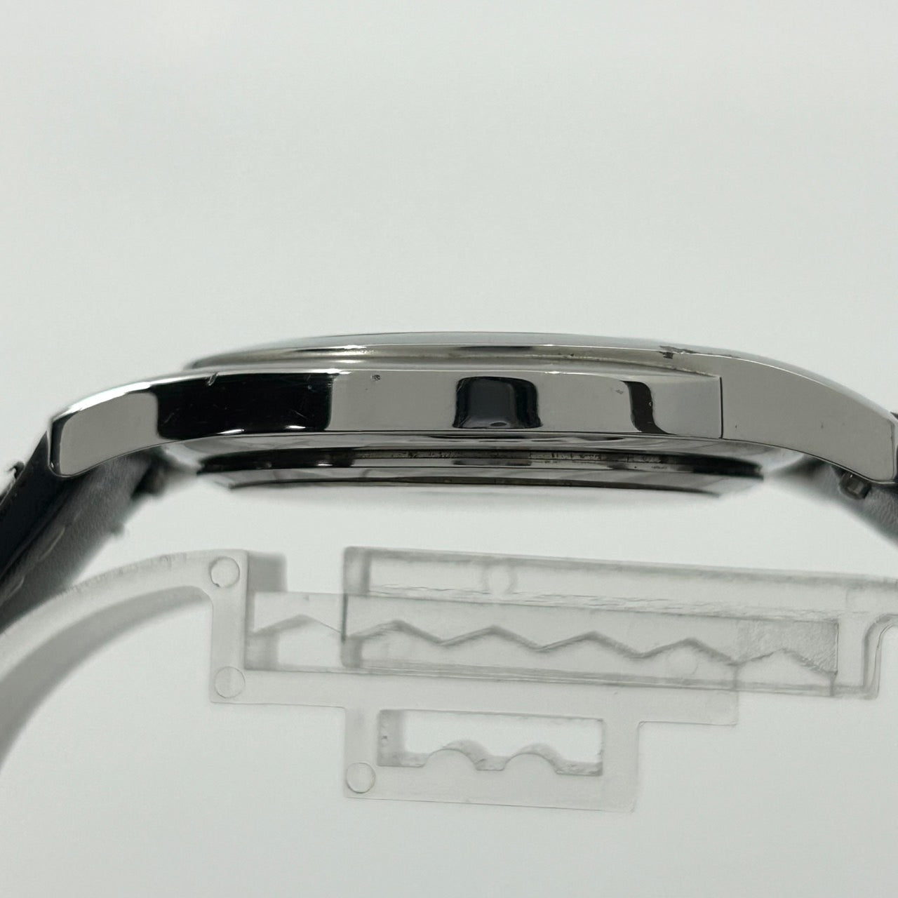 【稼働品】グッチ GUCCI 5500M 腕時計 メンズ アナログ クオーツ シルバー文字盤 ローマ数字 デイト表示 レザーベルト ブラック クラシック エレガント ドレスウォッチ ビジネスシーン 人気モデル クリーニング済み G1