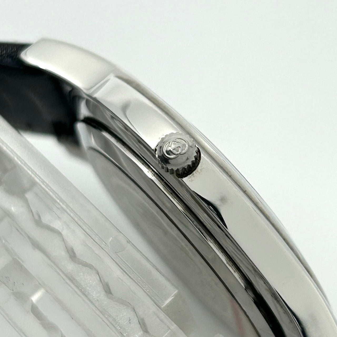 【稼働品】グッチ GUCCI 5500M 腕時計 メンズ アナログ クオーツ シルバー文字盤 ローマ数字 デイト表示 レザーベルト ブラック クラシック エレガント ドレスウォッチ ビジネスシーン 人気モデル クリーニング済み G1