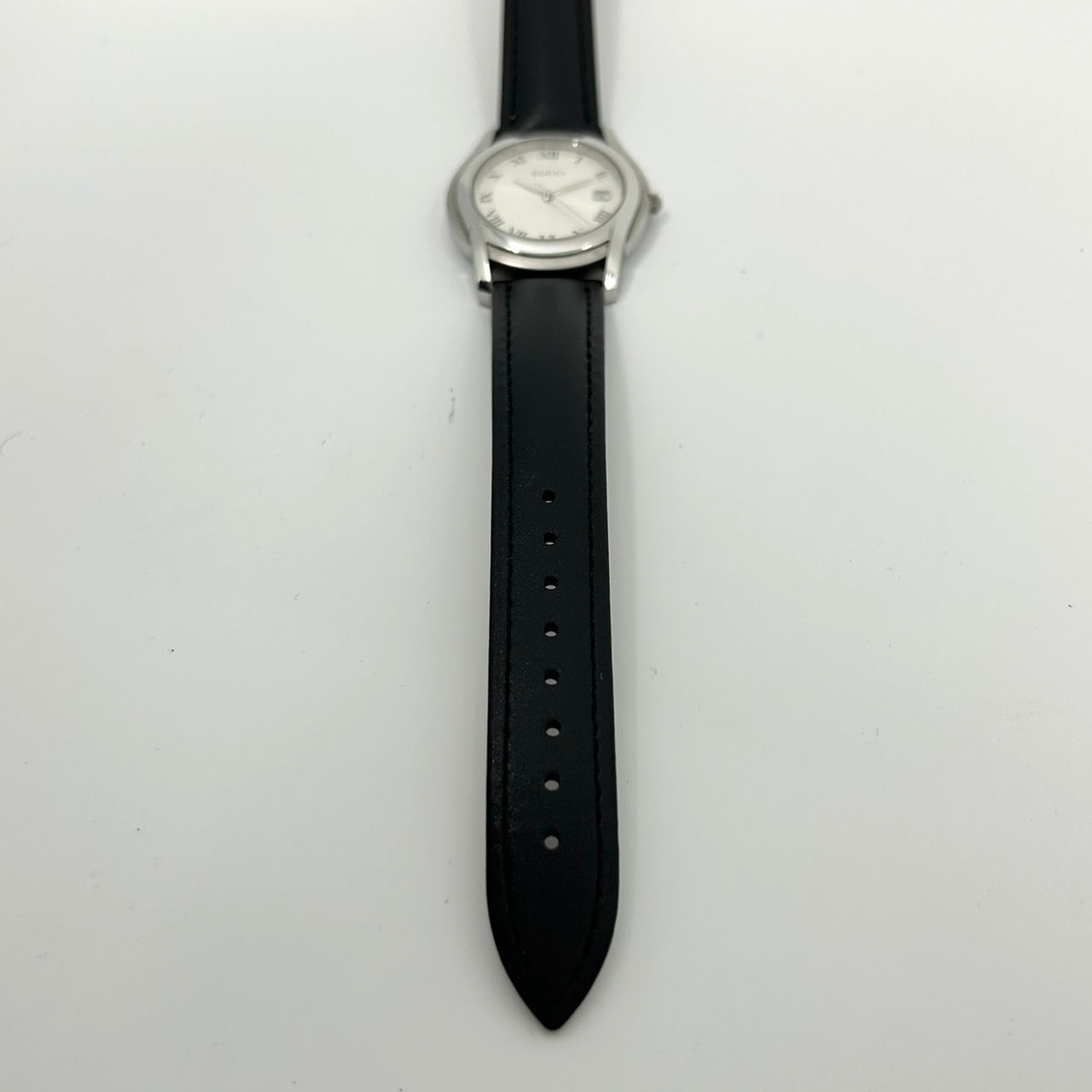 【稼働品】グッチ GUCCI 5500M 腕時計 メンズ アナログ クオーツ シルバー文字盤 ローマ数字 デイト表示 レザーベルト ブラック クラシック エレガント ドレスウォッチ ビジネスシーン 人気モデル クリーニング済み G1