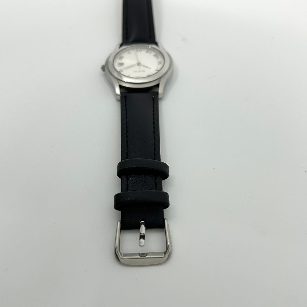 【稼働品】グッチ GUCCI 5500M 腕時計 メンズ アナログ クオーツ シルバー文字盤 ローマ数字 デイト表示 レザーベルト ブラック クラシック エレガント ドレスウォッチ ビジネスシーン 人気モデル クリーニング済み G1