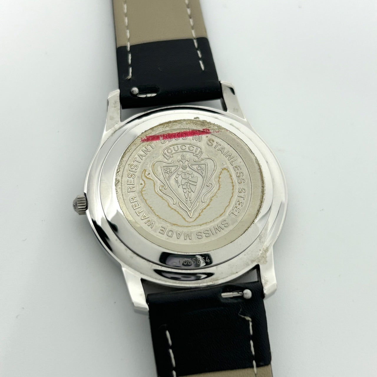 【稼働品】グッチ GUCCI 5500M 腕時計 メンズ アナログ クオーツ シルバー文字盤 ローマ数字 デイト表示 レザーベルト ブラック クラシック エレガント ドレスウォッチ ビジネスシーン 人気モデル クリーニング済み G1