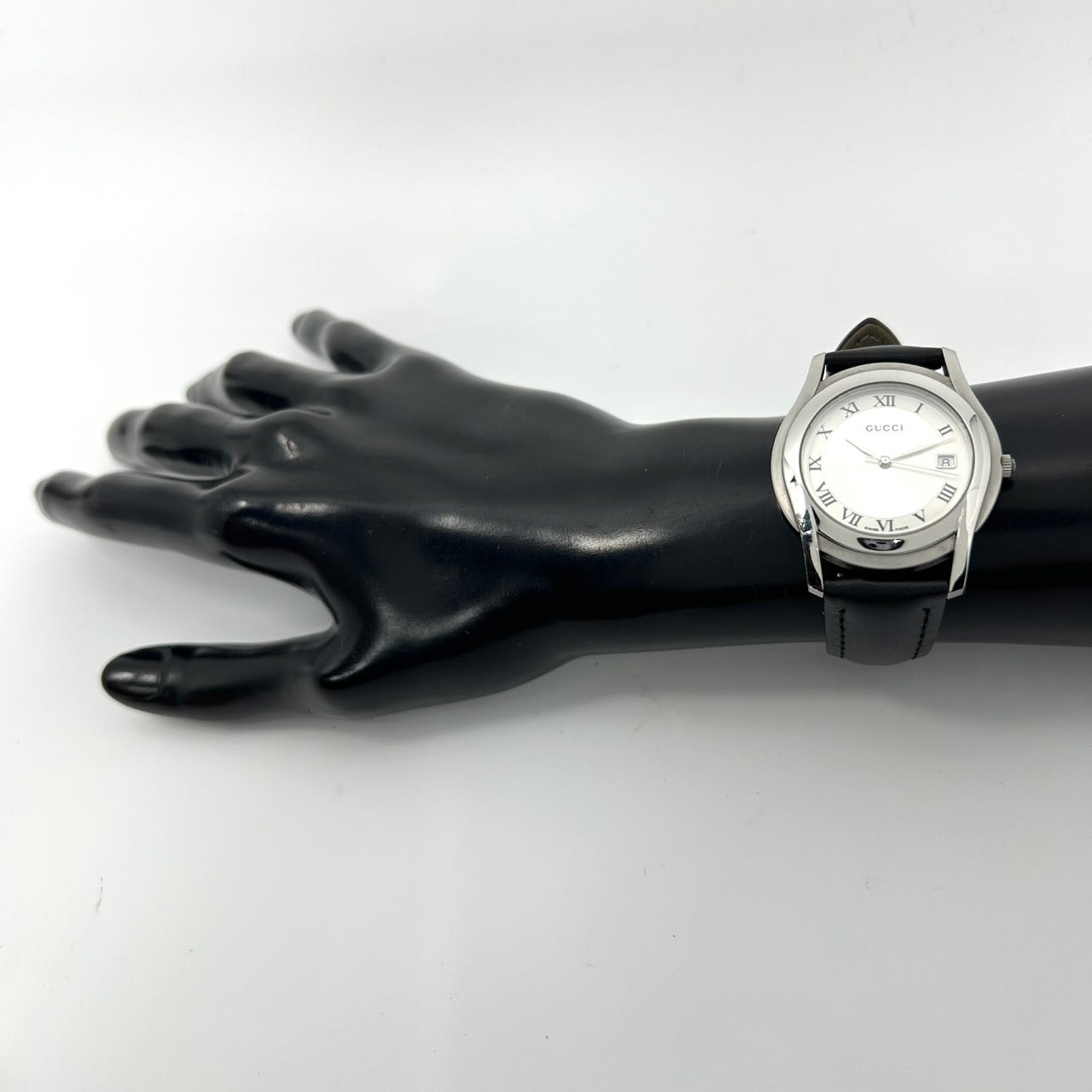 【稼働品】グッチ GUCCI 5500M 腕時計 メンズ アナログ クオーツ シルバー文字盤 ローマ数字 デイト表示 レザーベルト ブラック クラシック エレガント ドレスウォッチ ビジネスシーン 人気モデル クリーニング済み G1