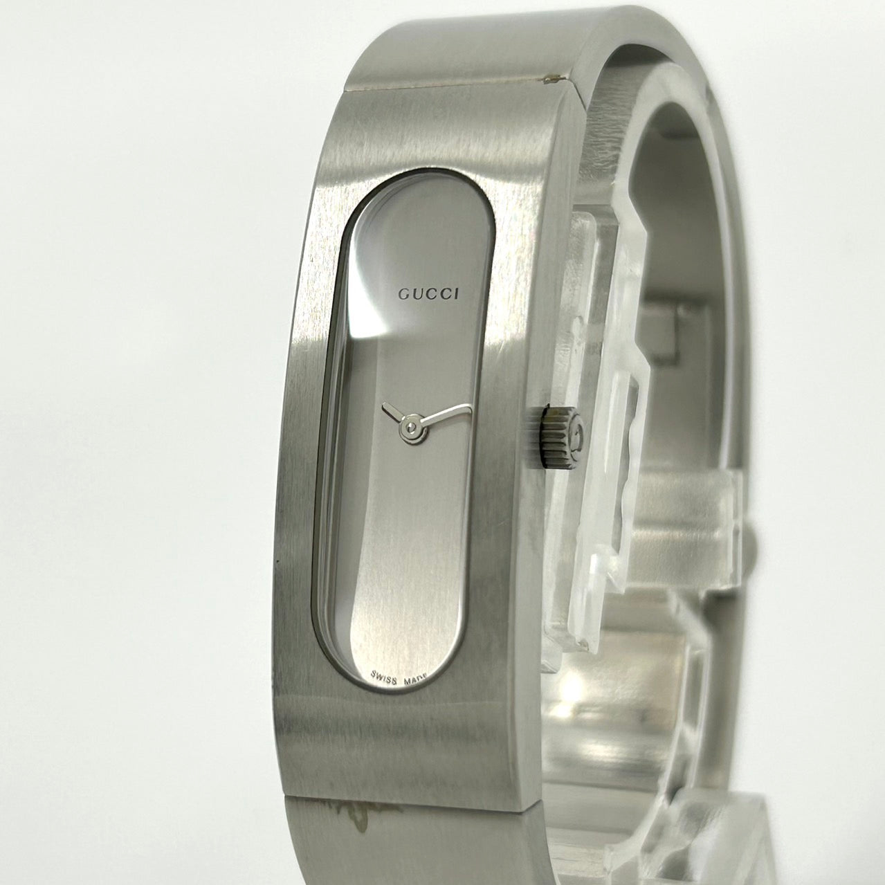 【電池交換済】グッチ GUCCI 2400S 腕時計 バングルウォッチ レディース メンズ ユニセックス アナログ クオーツ シルバー ステンレス ブレスレット スタイリッシュ モダンデザイン ドレスウォッチ アクセサリーウォッチ クリーニング済み G1