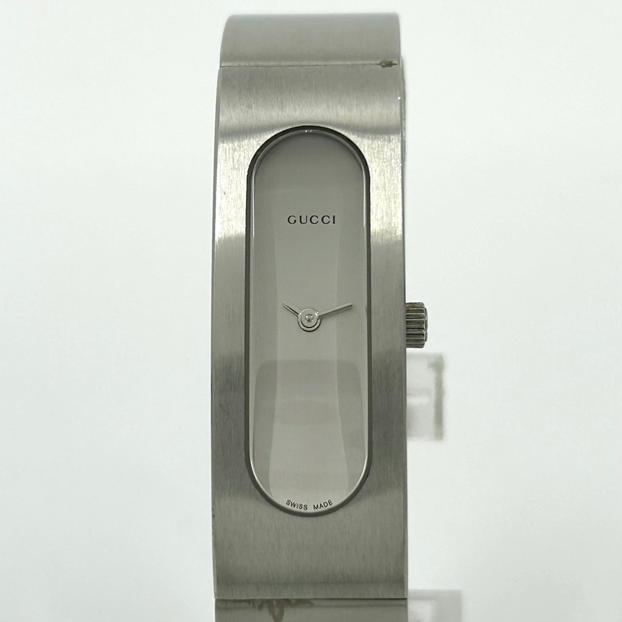 【電池交換済】グッチ GUCCI 2400S 腕時計 バングルウォッチ レディース メンズ ユニセックス アナログ クオーツ シルバー ステンレス ブレスレット スタイリッシュ モダンデザイン ドレスウォッチ アクセサリーウォッチ クリーニング済み G1
