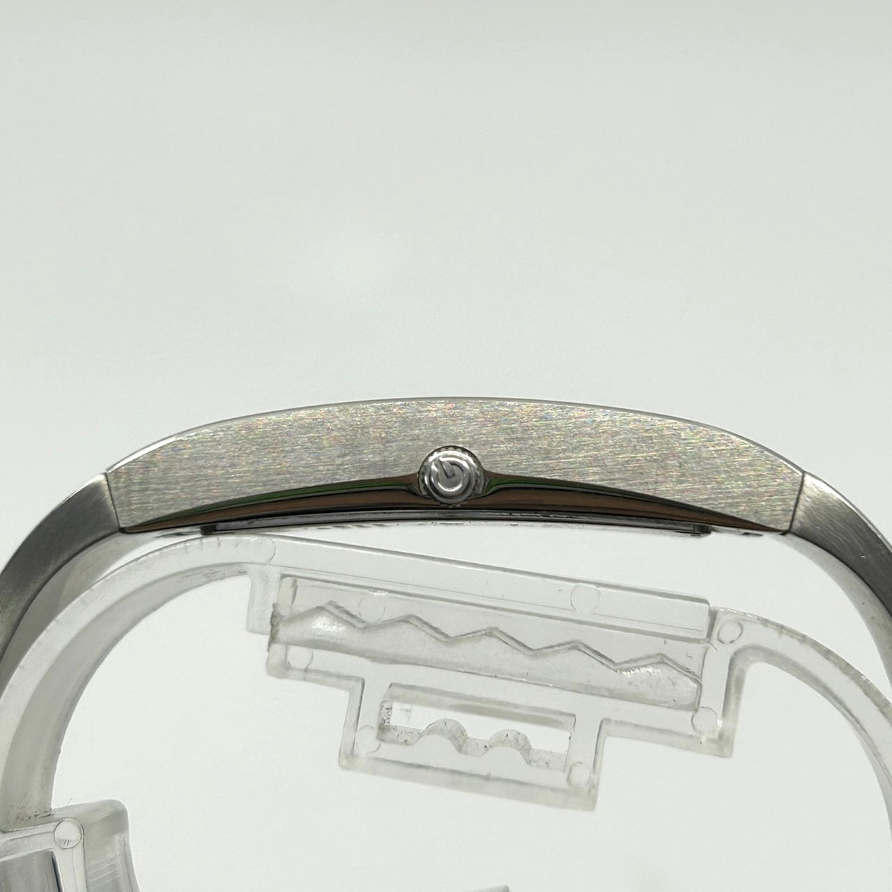 【電池交換済】グッチ GUCCI 2400S 腕時計 バングルウォッチ レディース メンズ ユニセックス アナログ クオーツ シルバー ステンレス ブレスレット スタイリッシュ モダンデザイン ドレスウォッチ アクセサリーウォッチ クリーニング済み G1