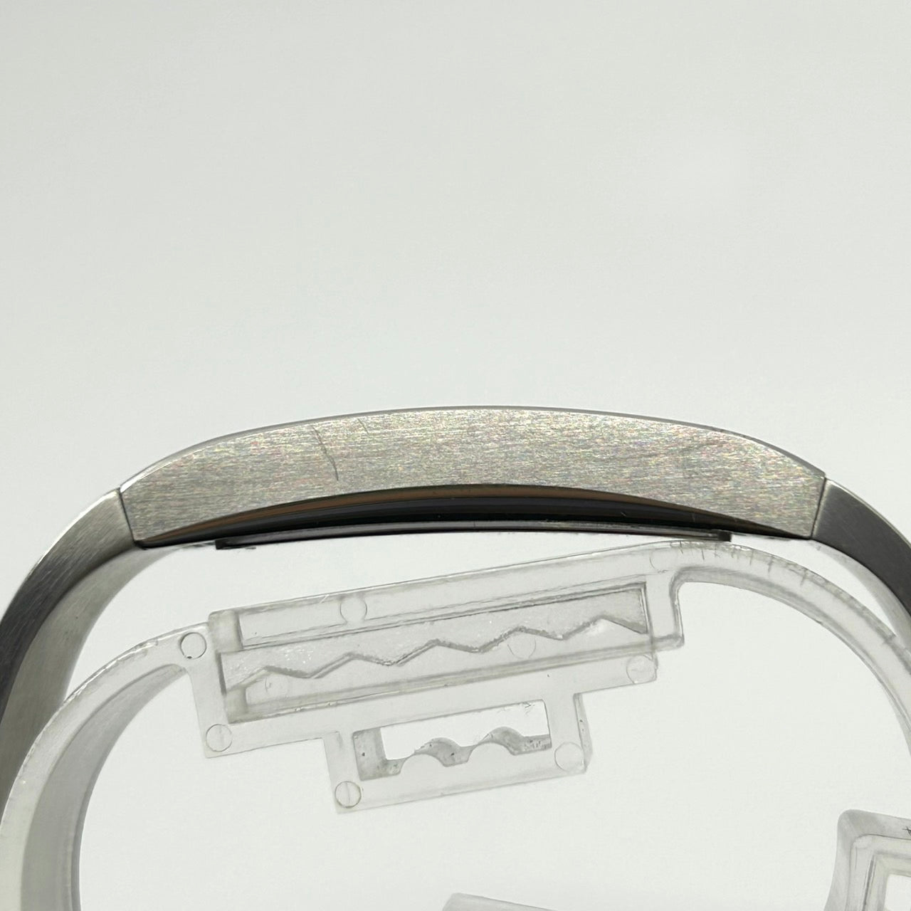 【電池交換済】グッチ GUCCI 2400S 腕時計 バングルウォッチ レディース メンズ ユニセックス アナログ クオーツ シルバー ステンレス ブレスレット スタイリッシュ モダンデザイン ドレスウォッチ アクセサリーウォッチ クリーニング済み G1