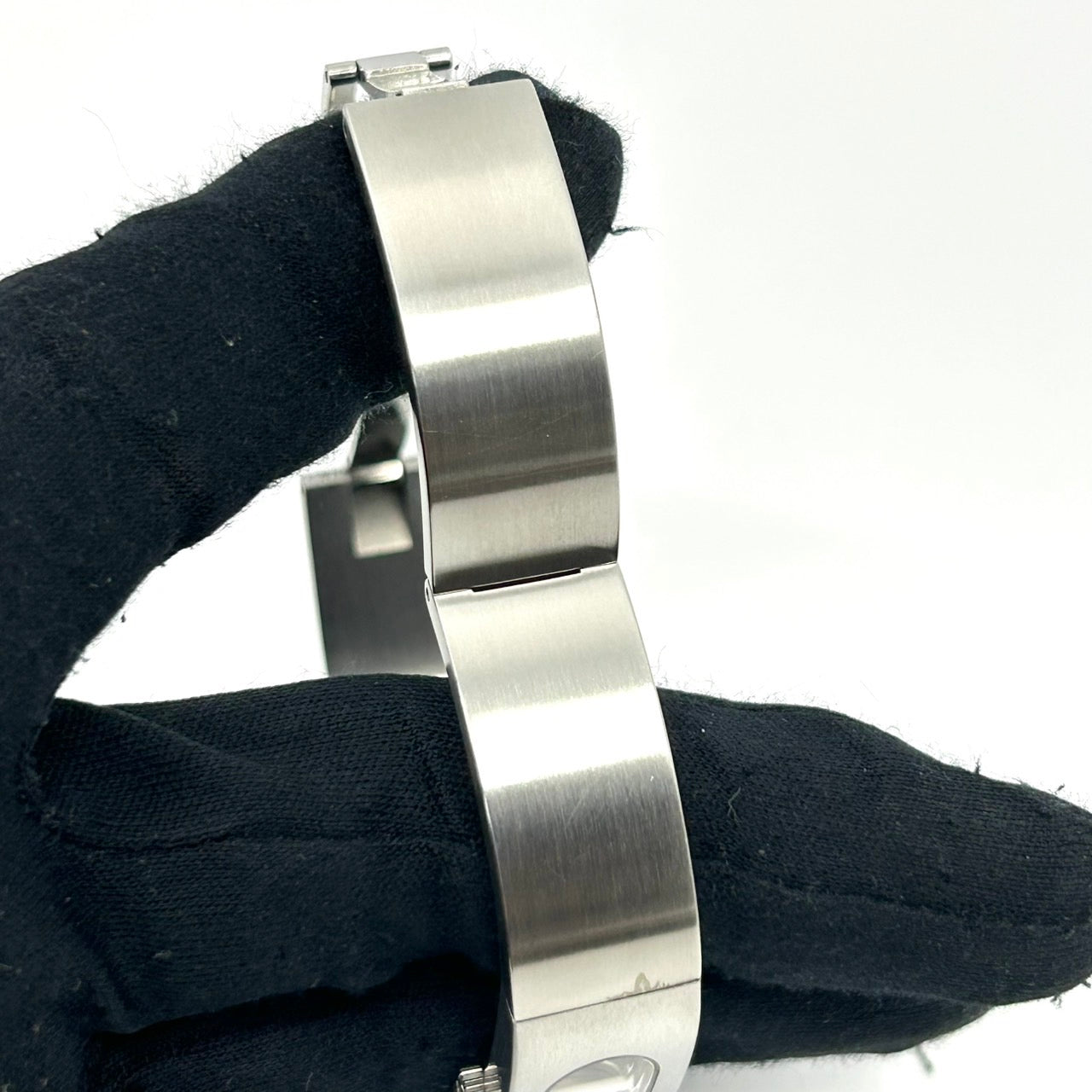 【電池交換済】グッチ GUCCI 2400S 腕時計 バングルウォッチ レディース メンズ ユニセックス アナログ クオーツ シルバー ステンレス ブレスレット スタイリッシュ モダンデザイン ドレスウォッチ アクセサリーウォッチ クリーニング済み G1