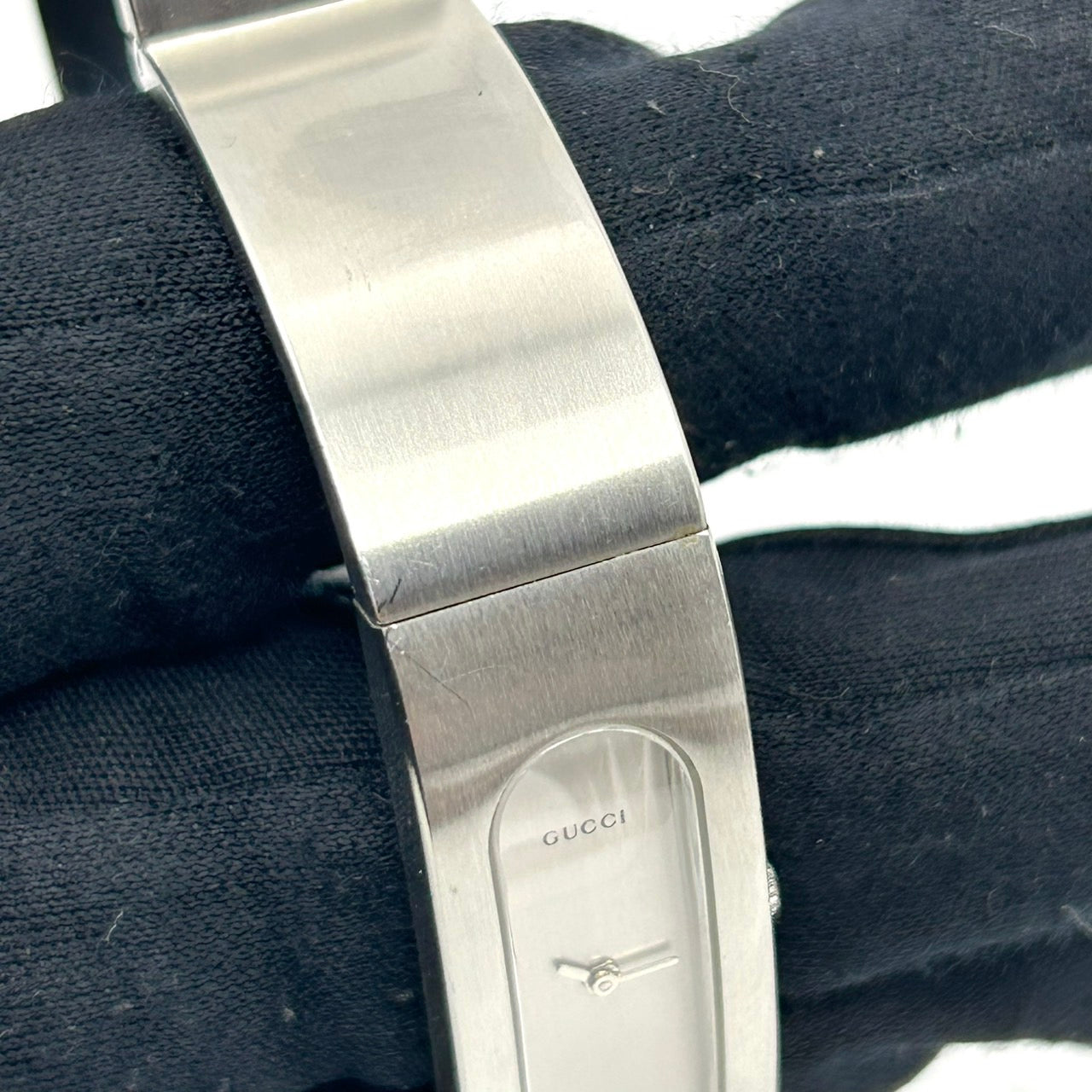 【電池交換済】グッチ GUCCI 2400S 腕時計 バングルウォッチ レディース メンズ ユニセックス アナログ クオーツ シルバー ステンレス ブレスレット スタイリッシュ モダンデザイン ドレスウォッチ アクセサリーウォッチ クリーニング済み G1