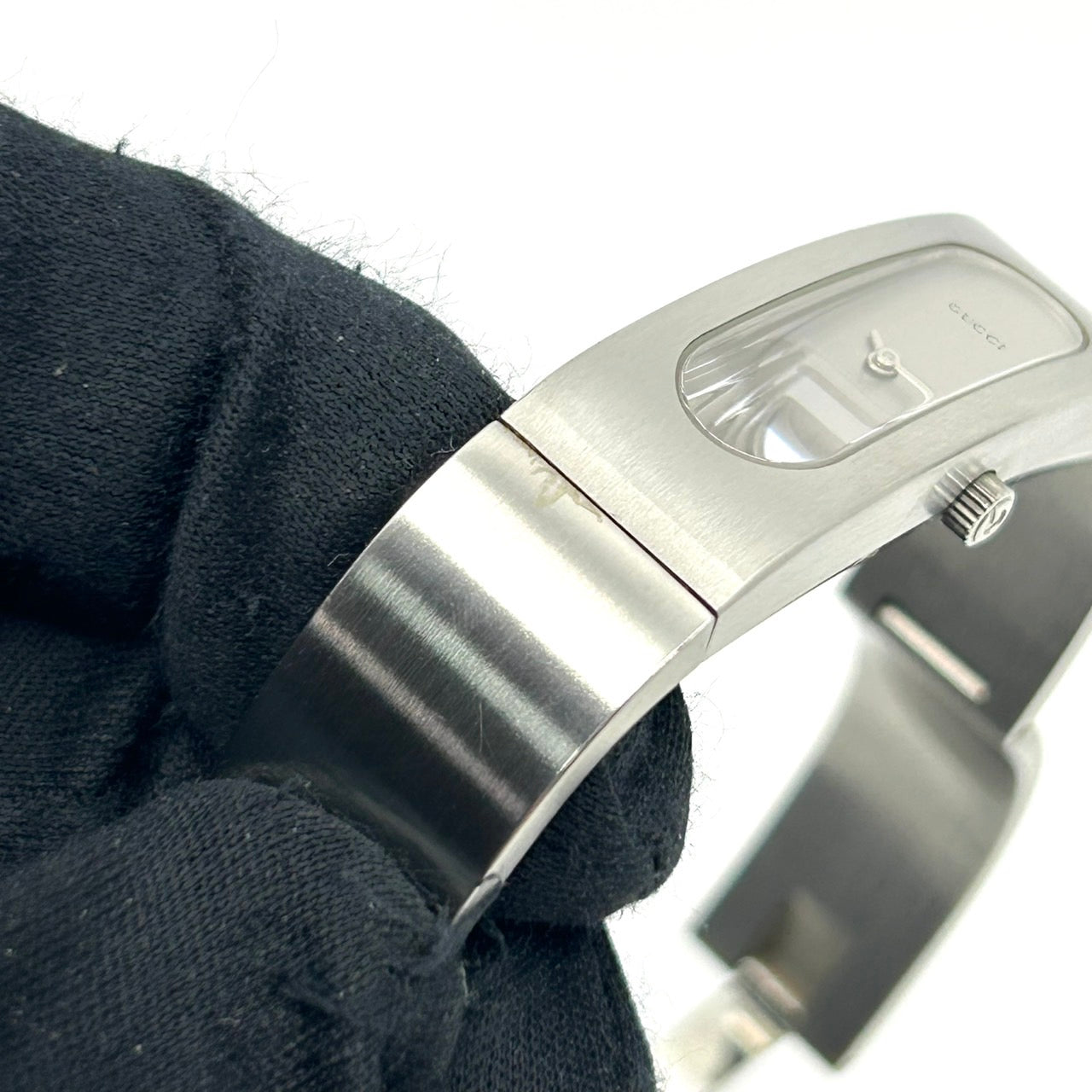 【電池交換済】グッチ GUCCI 2400S 腕時計 バングルウォッチ レディース メンズ ユニセックス アナログ クオーツ シルバー ステンレス ブレスレット スタイリッシュ モダンデザイン ドレスウォッチ アクセサリーウォッチ クリーニング済み G1