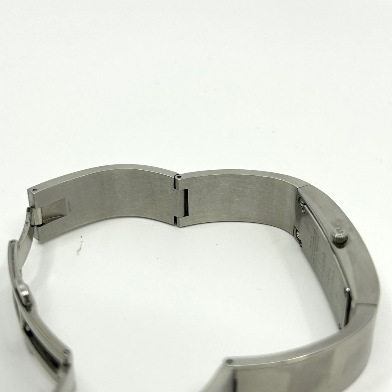 【電池交換済】グッチ GUCCI 2400S 腕時計 バングルウォッチ レディース メンズ ユニセックス アナログ クオーツ シルバー ステンレス ブレスレット スタイリッシュ モダンデザイン ドレスウォッチ アクセサリーウォッチ クリーニング済み G1