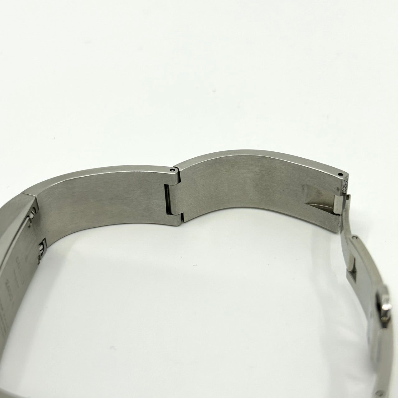 【電池交換済】グッチ GUCCI 2400S 腕時計 バングルウォッチ レディース メンズ ユニセックス アナログ クオーツ シルバー ステンレス ブレスレット スタイリッシュ モダンデザイン ドレスウォッチ アクセサリーウォッチ クリーニング済み G1