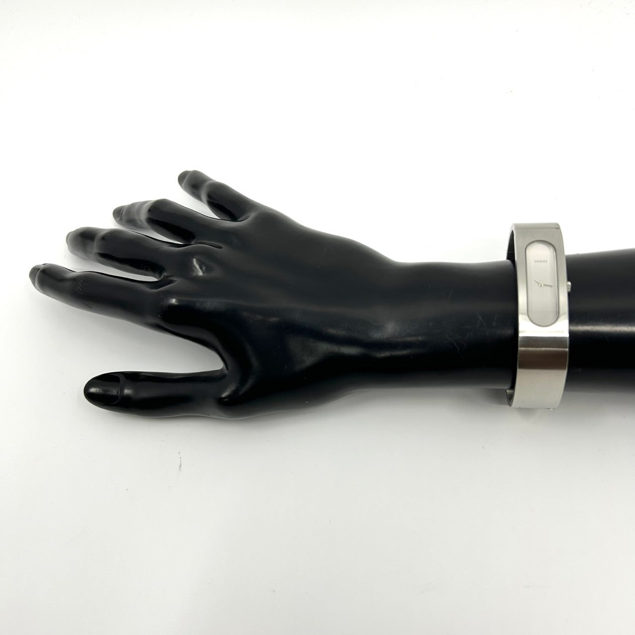 【電池交換済】グッチ GUCCI 2400S 腕時計 バングルウォッチ レディース メンズ ユニセックス アナログ クオーツ シルバー ステンレス ブレスレット スタイリッシュ モダンデザイン ドレスウォッチ アクセサリーウォッチ クリーニング済み G1