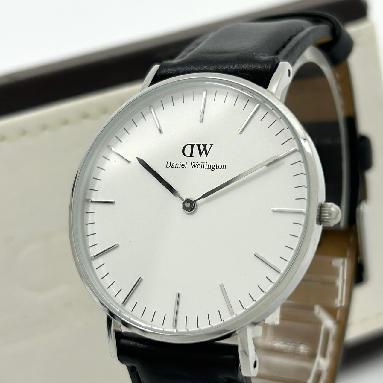 【電池交換済／稼働品】ダニエルウェリントン 腕時計 クラシック アナログ クオーツ ホワイト文字盤 シルバー ブラックレザーベルト シンプル ミニマル エレガント レディース メンズ ユニセックス クリーニング済み G