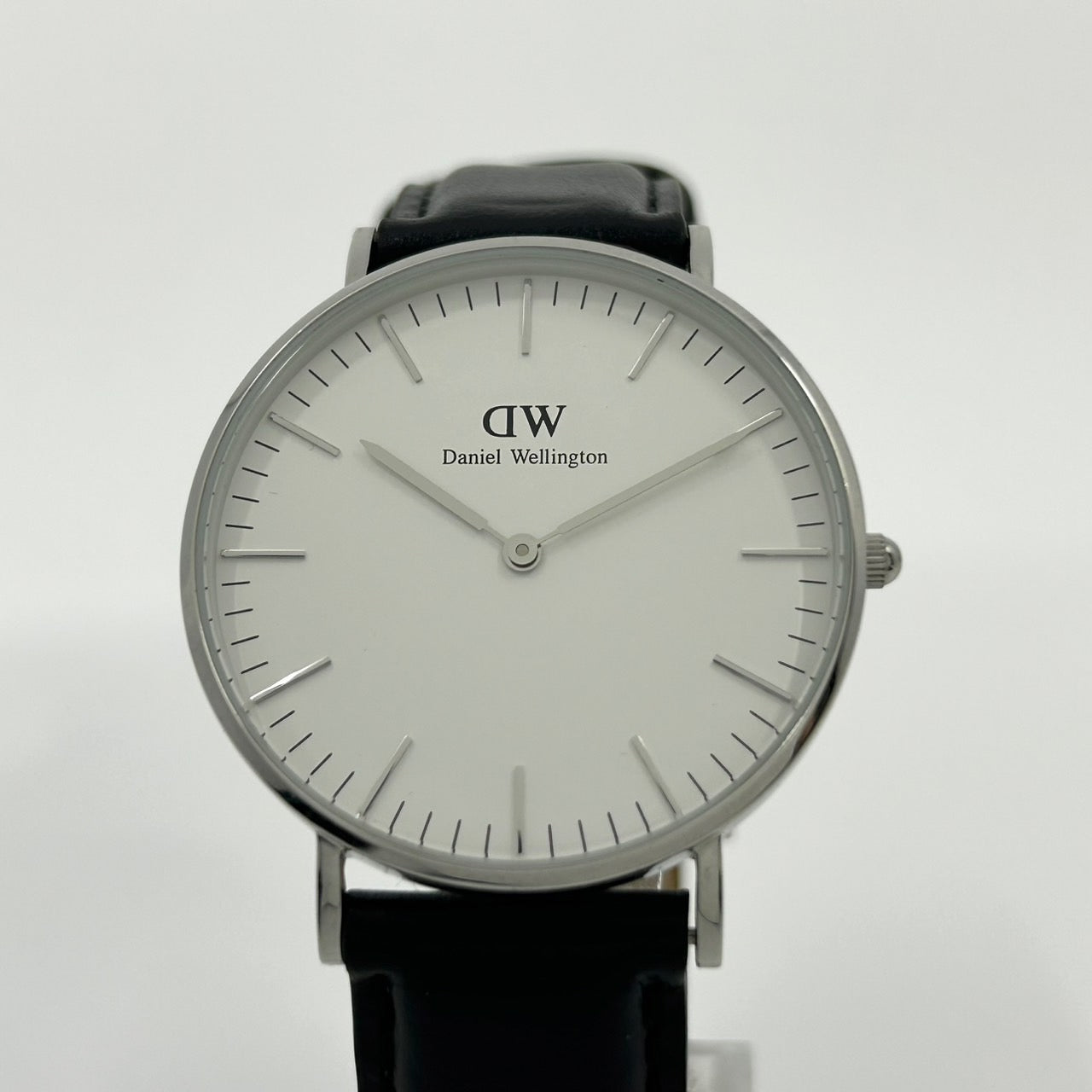 【電池交換済／稼働品】ダニエルウェリントン 腕時計 クラシック アナログ クオーツ ホワイト文字盤 シルバー ブラックレザーベルト シンプル ミニマル エレガント レディース メンズ ユニセックス クリーニング済み G