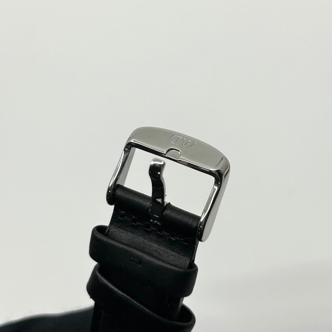 【電池交換済／稼働品】ダニエルウェリントン 腕時計 クラシック アナログ クオーツ ホワイト文字盤 シルバー ブラックレザーベルト シンプル ミニマル エレガント レディース メンズ ユニセックス クリーニング済み G