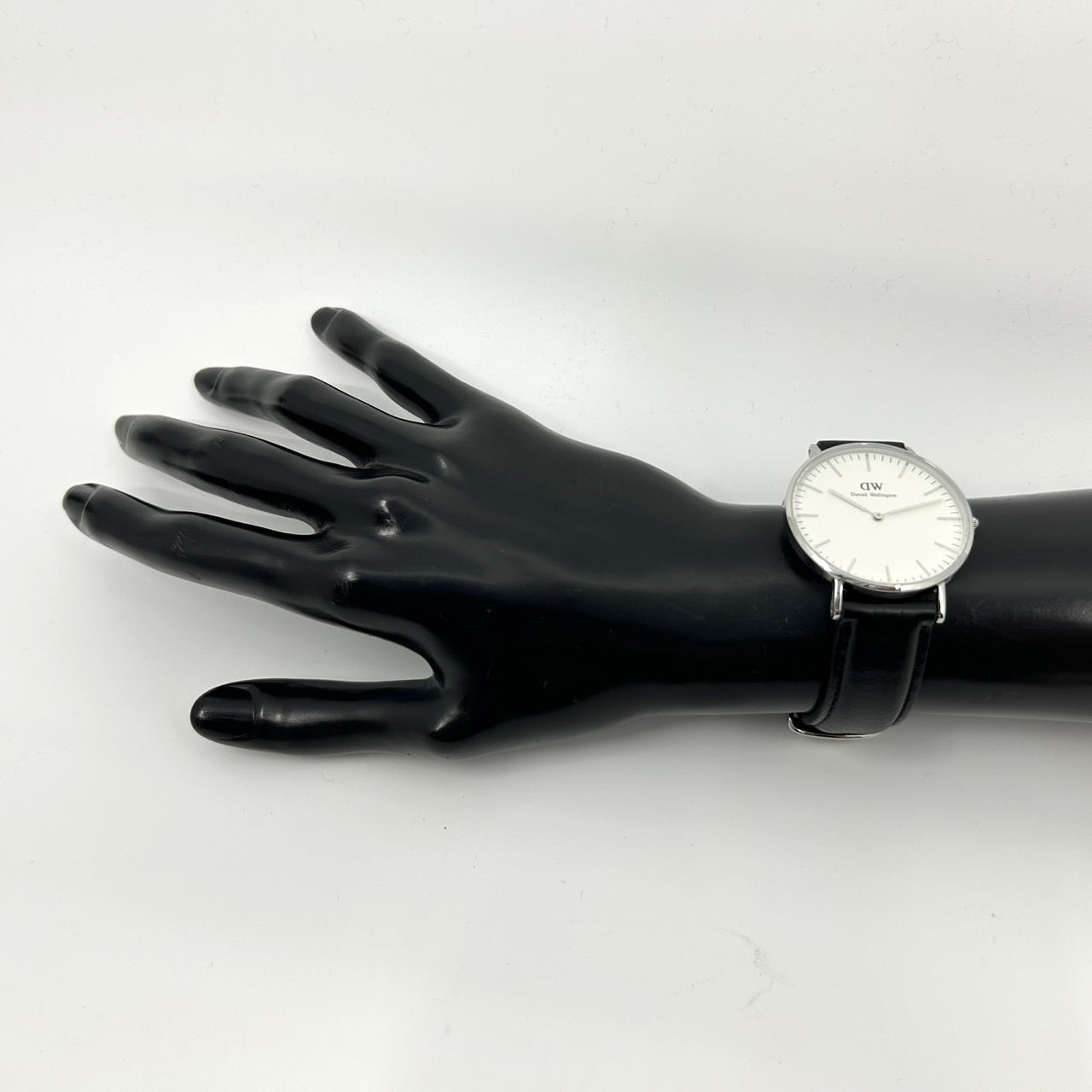 【電池交換済／稼働品】ダニエルウェリントン 腕時計 クラシック アナログ クオーツ ホワイト文字盤 シルバー ブラックレザーベルト シンプル ミニマル エレガント レディース メンズ ユニセックス クリーニング済み G
