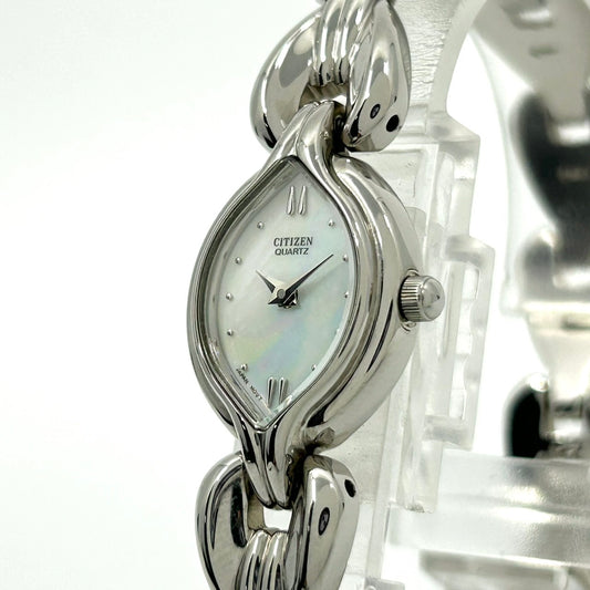 【電池交換済／美品】CITIZEN シチズン レディース腕時計 クオーツ 5920-S61287 オーバル シェル文字盤 エレガント ドレスウォッチ ブレスレットウォッチ クラシックデザイン アナログ クリーニング済み シルバーカラー G1