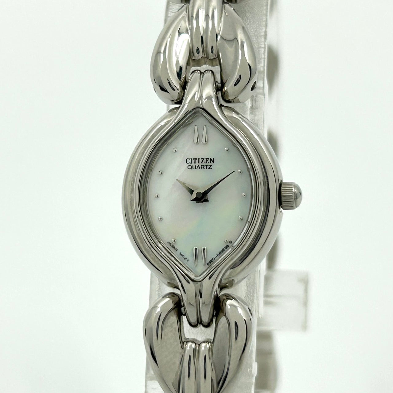 【電池交換済／美品】CITIZEN シチズン レディース腕時計 クオーツ 5920-S61287 オーバル シェル文字盤 エレガント ドレスウォッチ ブレスレットウォッチ クラシックデザイン アナログ クリーニング済み シルバーカラー G1