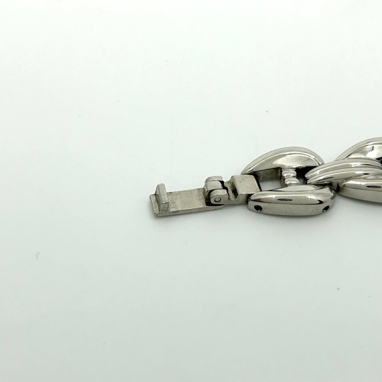 【電池交換済／美品】CITIZEN シチズン レディース腕時計 クオーツ 5920-S61287 オーバル シェル文字盤 エレガント ドレスウォッチ ブレスレットウォッチ クラシックデザイン アナログ クリーニング済み シルバーカラー G1