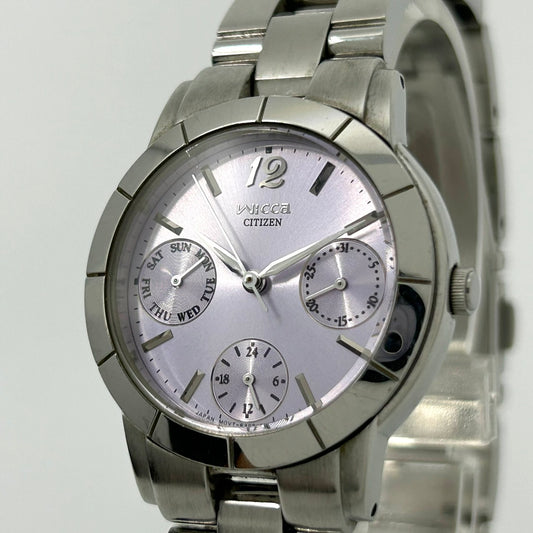 【稼働品／美品】CITIZEN Wicca シチズン ウィッカ ソーラー ユニセックス 腕時計 6329-S004942 ラウンド パープル文字盤 シルバー デイデイト 24時間計 マルチファンクション エレガント クラシック クリーニング済み G1
