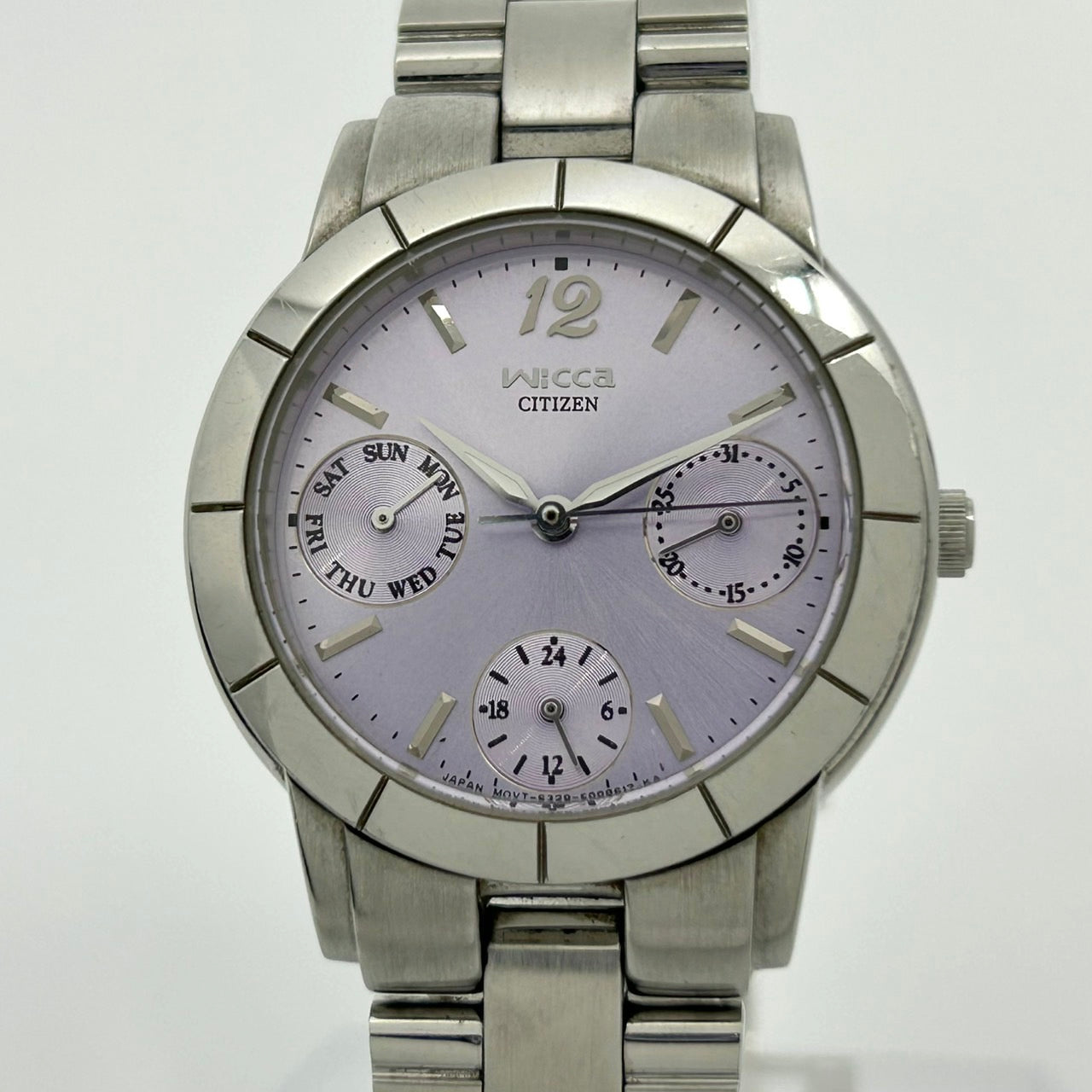 【稼働品／美品】CITIZEN Wicca シチズン ウィッカ ソーラー ユニセックス 腕時計 6329-S004942 ラウンド パープル文字盤 シルバー デイデイト 24時間計 マルチファンクション エレガント クラシック クリーニング済み G1