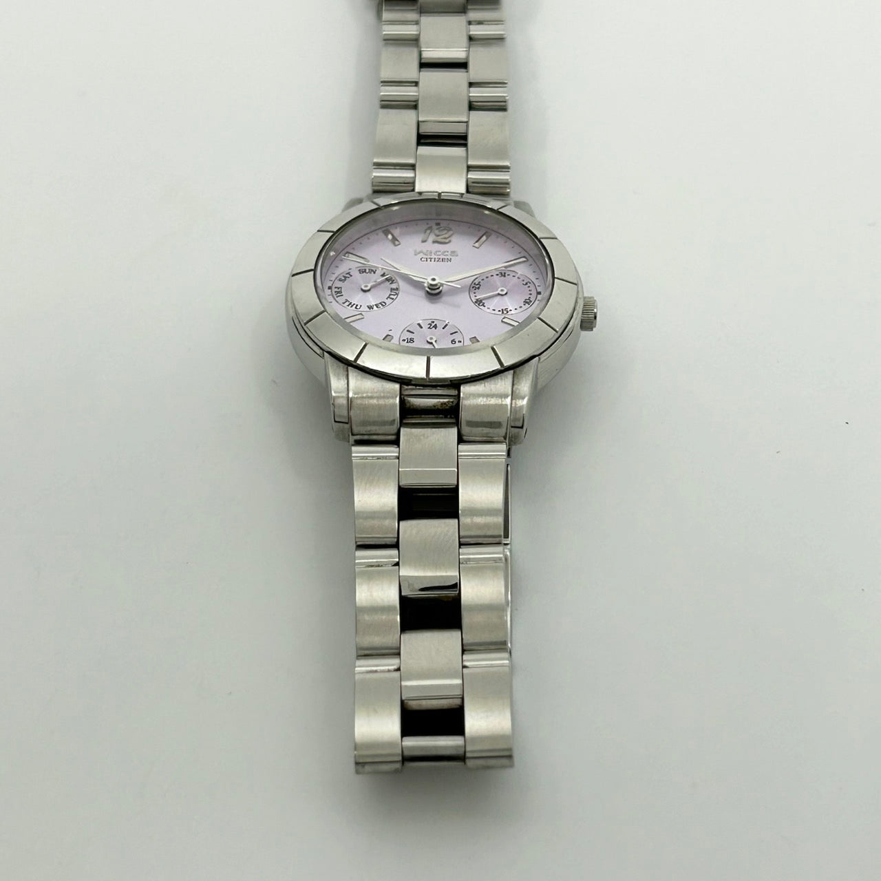 【稼働品／美品】CITIZEN Wicca シチズン ウィッカ ソーラー ユニセックス 腕時計 6329-S004942 ラウンド パープル文字盤 シルバー デイデイト 24時間計 マルチファンクション エレガント クラシック クリーニング済み G1