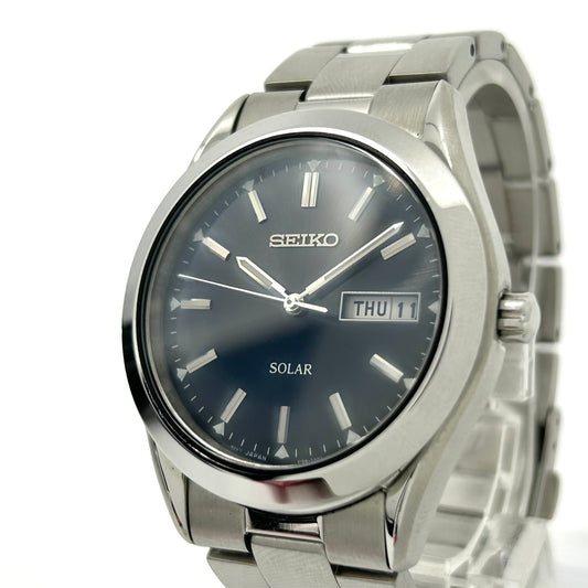 【稼働品】SEIKO セイコー メンズ 腕時計 ソーラー V158-0A80 ラウンド ネイビー文字盤 デイデイト カレンダー アナログ ステンレス シンプル スタイリッシュ ビジネスウォッチ クラシックデザイン クリーニング済み G6